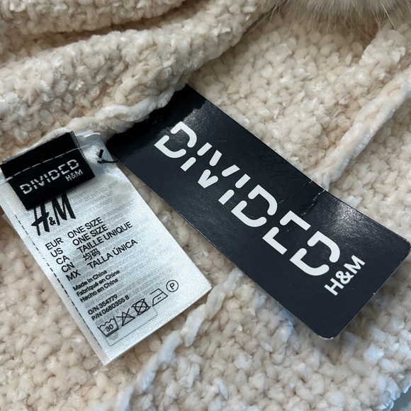 H&M Divided Soft Cream Textured Knit Scarf With Faux Fur Pom Poms NWT - Picture 4 of 6